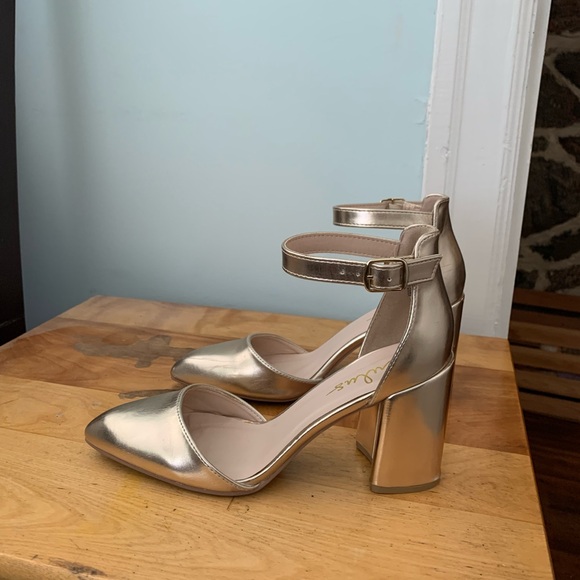 Lulus heels gold worn one time - Picture 2 of 3